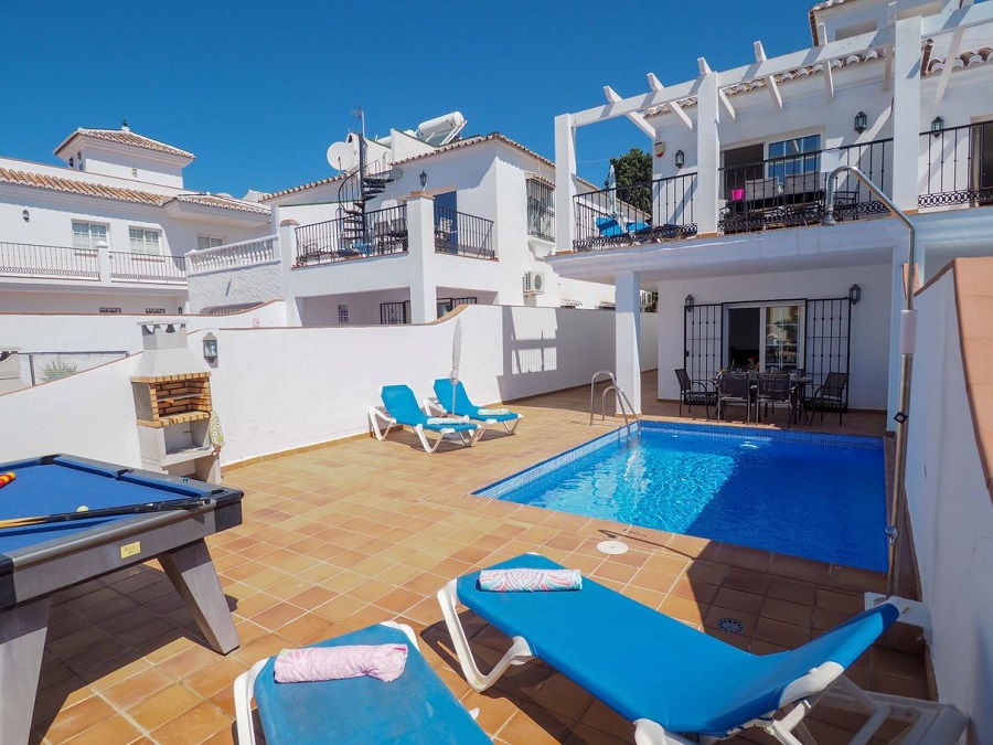 Villa med 3 soveværelser, 2 badeværelser, privat pool og havudsigt, beliggende ved siden af Capistrano Playa i Nerja, over den berømte Burriana strand.