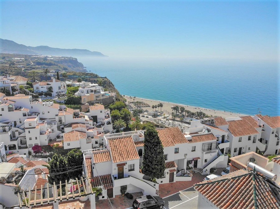 Villa con 3 camere da letto, 2 bagni, piscina privata e vista sul mare, situata vicino a Capistrano Playa a Nerja, sopra la famosa spiaggia di Burriana.