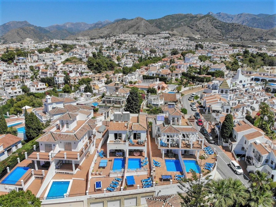 Chalet de 3 dormitorios, 2 baños, piscina privada y vistas al mar, situado junto a Capistrano Playa en Nerja, por encima de la famosa playa de Burriana.