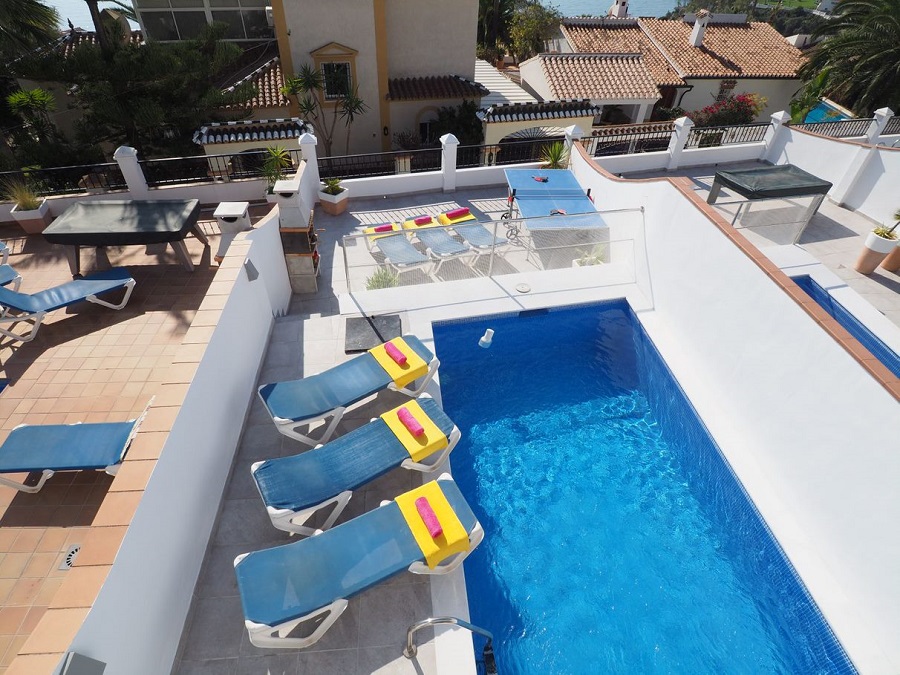 Villa med 3 soveværelser, 2 badeværelser, privat pool og havudsigt, beliggende ved siden af Capistrano Playa i Nerja, over den berømte Burriana strand.