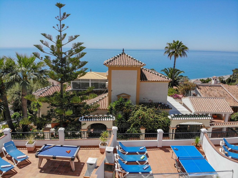 Villa avec 3 chambres, 2 salles de bains, piscine privée et vue sur la mer, située à côté de Capistrano Playa à Nerja, au-dessus de la célèbre plage de Burriana.