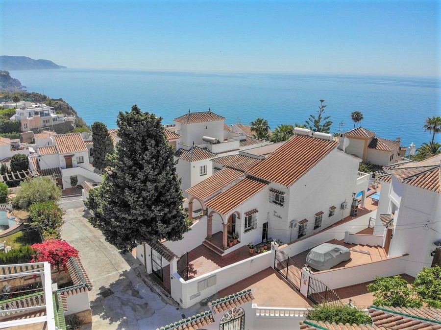 Villa mit 3 Schlafzimmern, 2 Bädern, privatem Pool und Meerblick, neben Capistrano Playa in Nerja, oberhalb des berühmten Burriana-Strandes.