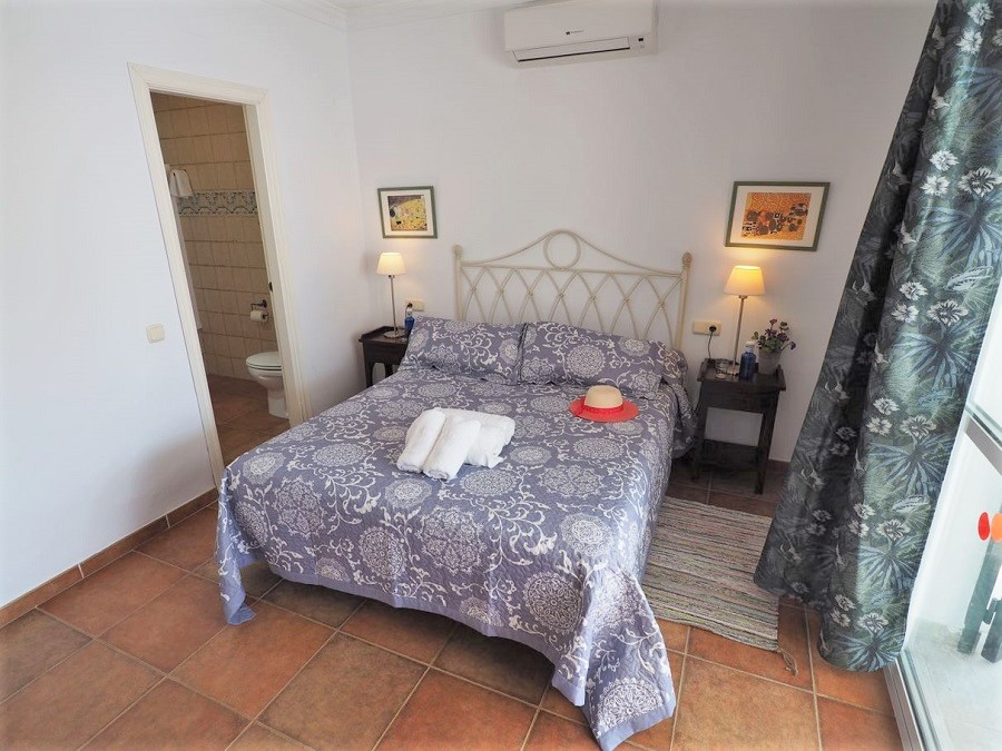 Villa con 3 camere da letto, 2 bagni, piscina privata e vista sul mare, situata vicino a Capistrano Playa a Nerja, sopra la famosa spiaggia di Burriana.