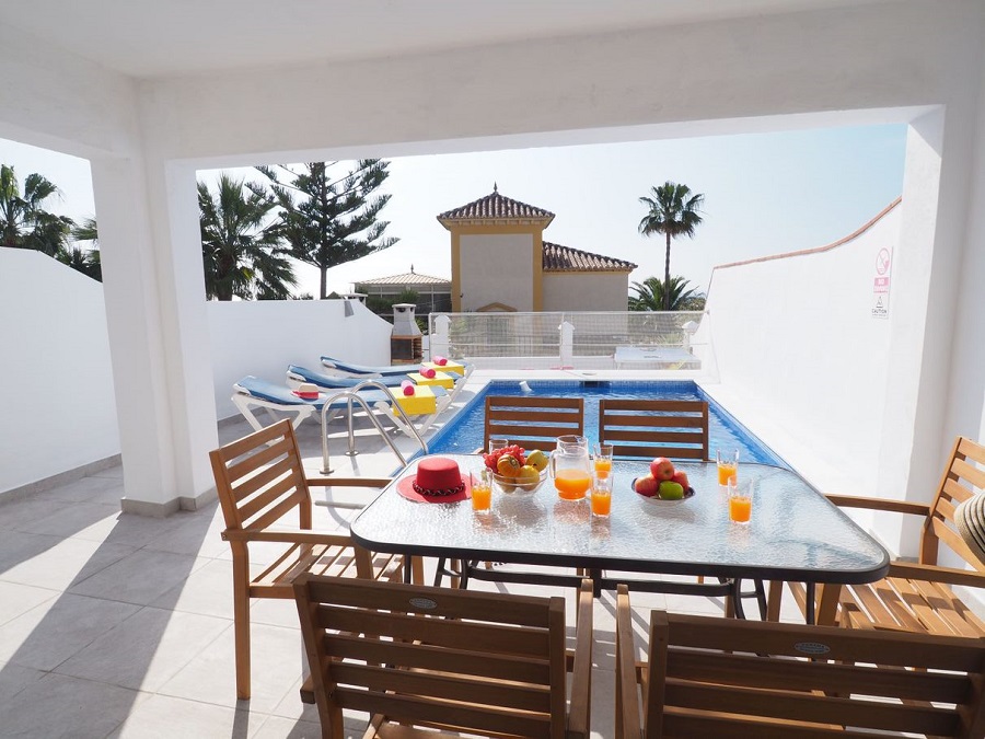 Villa mit 3 Schlafzimmern, 2 Bädern, privatem Pool und Meerblick, neben Capistrano Playa in Nerja, oberhalb des berühmten Burriana-Strandes.