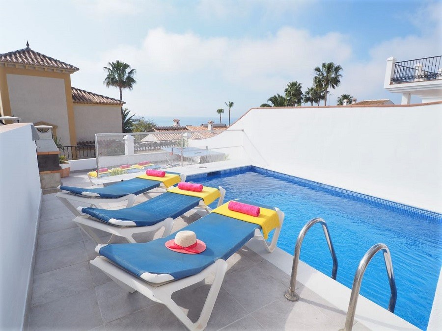 Villa con 3 camere da letto, 2 bagni, piscina privata e vista sul mare, situata vicino a Capistrano Playa a Nerja, sopra la famosa spiaggia di Burriana.