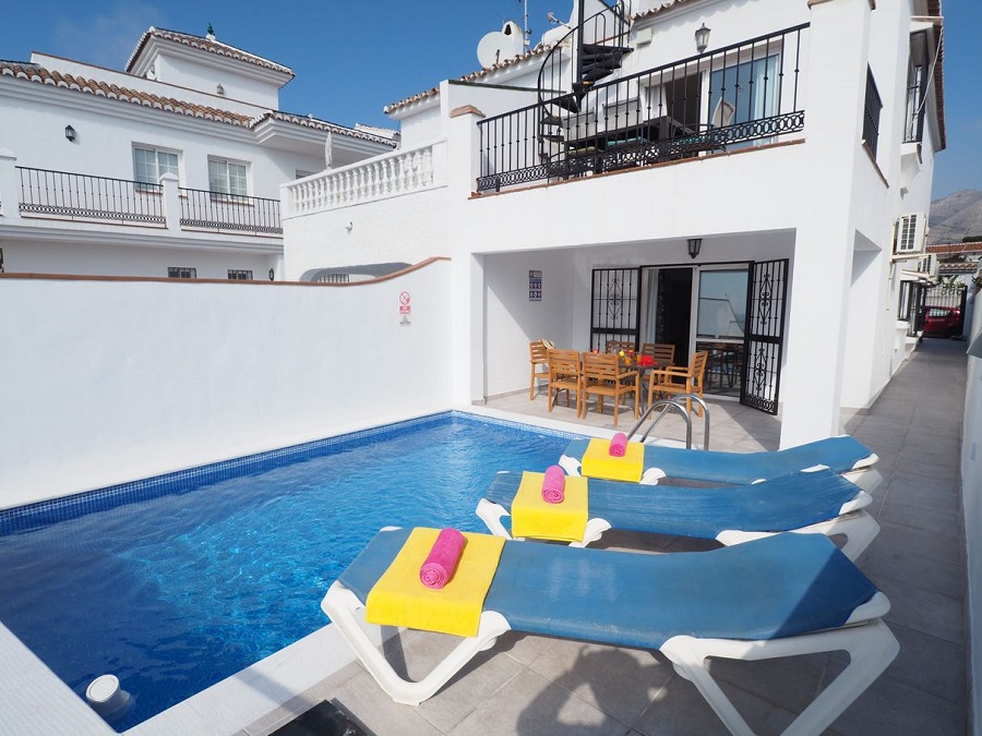 Villa con 3 camere da letto, 2 bagni, piscina privata e vista sul mare, situata vicino a Capistrano Playa a Nerja, sopra la famosa spiaggia di Burriana.