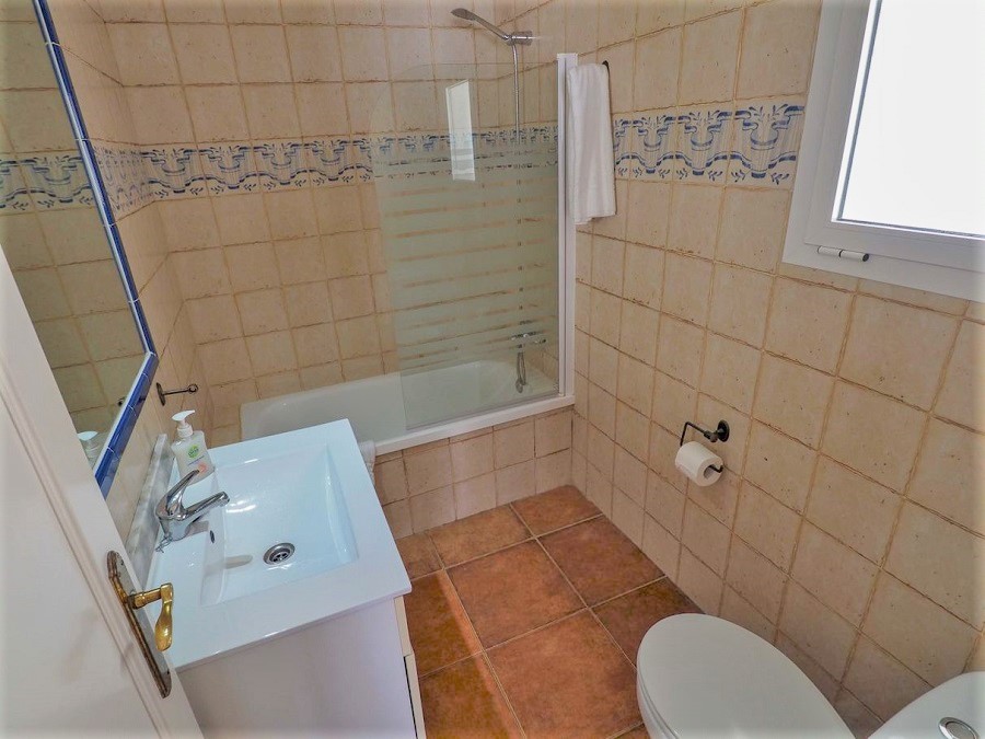 Villa con 3 camere da letto, 2 bagni, piscina privata e vista sul mare, situata vicino a Capistrano Playa a Nerja, sopra la famosa spiaggia di Burriana.