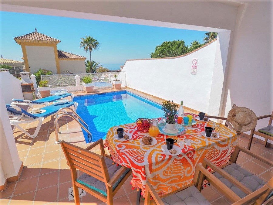 Villa con 3 camere da letto, 2 bagni, piscina privata e vista sul mare, situata vicino a Capistrano Playa a Nerja, sopra la famosa spiaggia di Burriana.