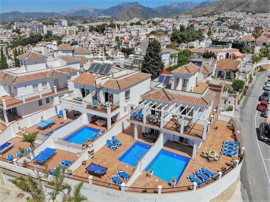 Villa med 3 soveværelser, 2 badeværelser, privat pool og havudsigt, beliggende ved siden af Capistrano Playa i Nerja, over den berømte Burriana strand.