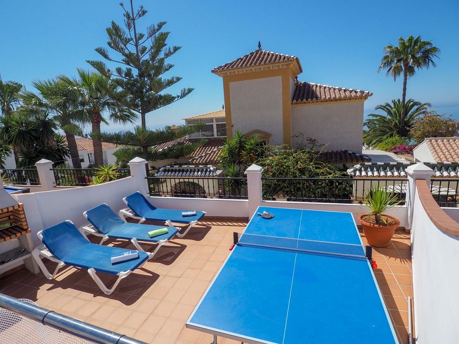 Villa mit 3 Schlafzimmern, 2 Bädern, privatem Pool und Meerblick, neben Capistrano Playa in Nerja, oberhalb des berühmten Burriana-Strandes.