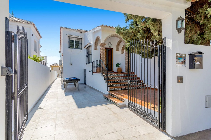 Villa avec 3 chambres, 2 salles de bains, piscine privée et vue sur la mer, située à côté de Capistrano Playa à Nerja, au-dessus de la célèbre plage de Burriana.