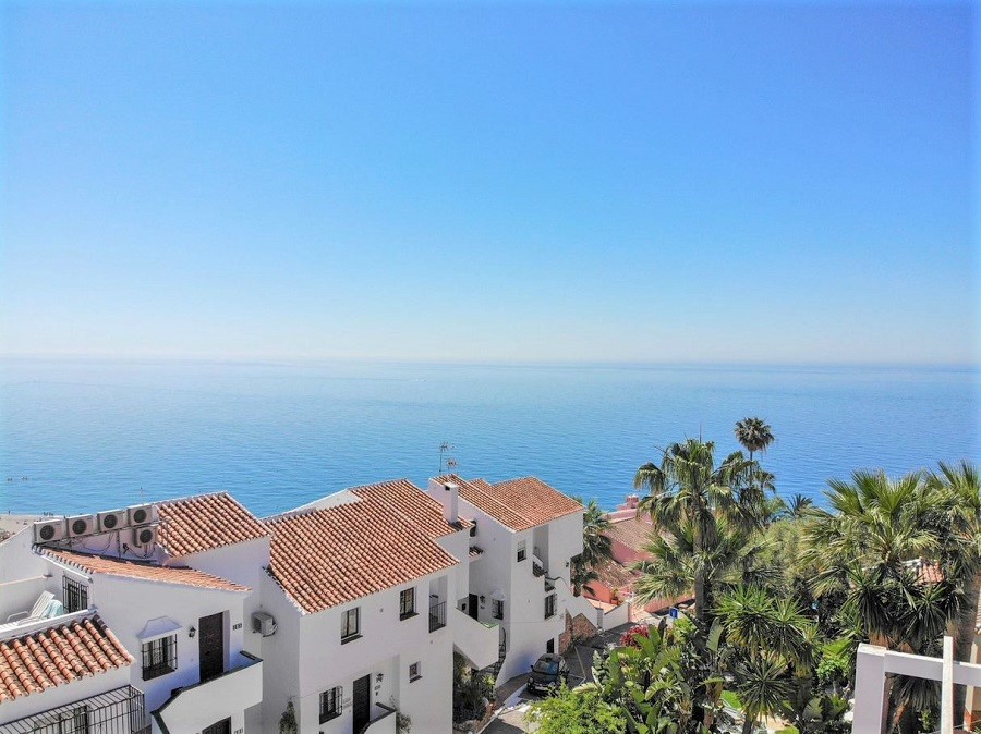 Villa met 3 slaapkamers, 2 badkamers, privé zwembad en zeezicht, gelegen naast Capistrano Playa in Nerja, boven het beroemde Burriana-strand.