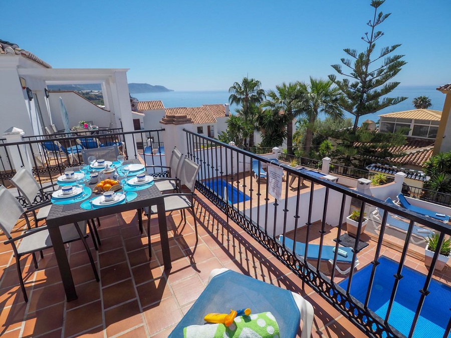 Villa con 3 camere da letto, 2 bagni, piscina privata e vista sul mare, situata vicino a Capistrano Playa a Nerja, sopra la famosa spiaggia di Burriana.