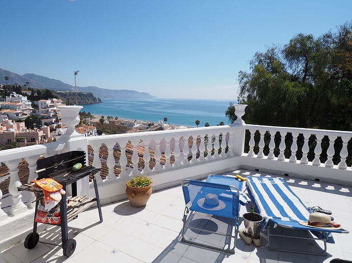 Ferievilla med 3 soveværelser, swimmingpool og beliggende i gåafstand fra stranden og centrum af Nerja, Sydspanien