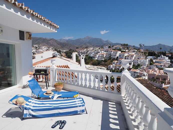 Ferievilla med 3 soveværelser, swimmingpool og beliggende i gåafstand fra stranden og centrum af Nerja, Sydspanien