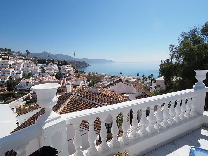 Ferievilla med 3 soveværelser, swimmingpool og beliggende i gåafstand fra stranden og centrum af Nerja, Sydspanien