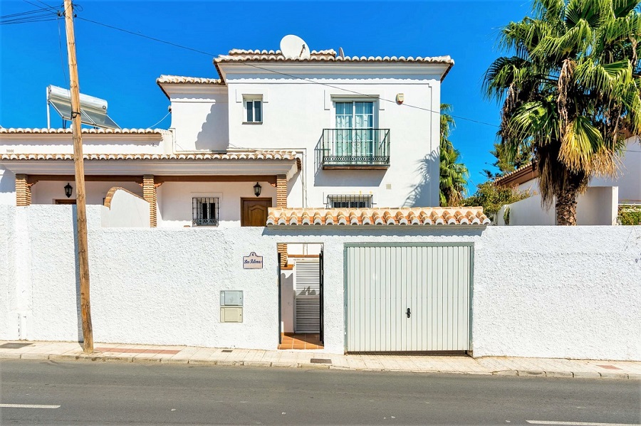 Espaciosa villa con piscina en la zona del Parador en Nerja, sur de España.