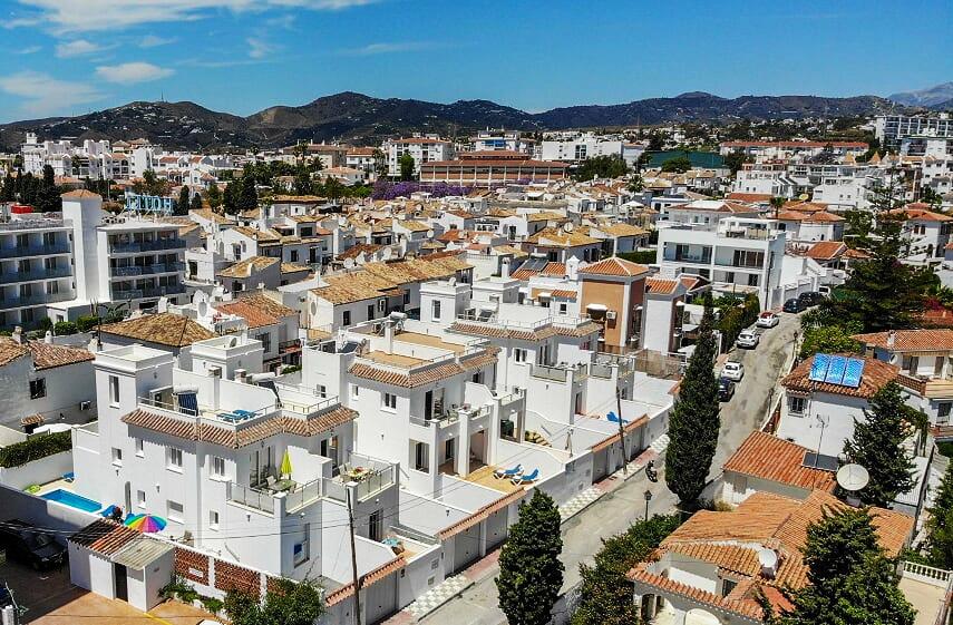 Belle villa spacieuse avec 3 chambres et piscine à proximité de la plage de Burriana et du centre de Nerja