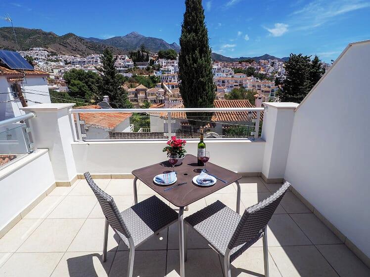 Belle villa spacieuse avec 3 chambres et piscine à proximité de la plage de Burriana et du centre de Nerja