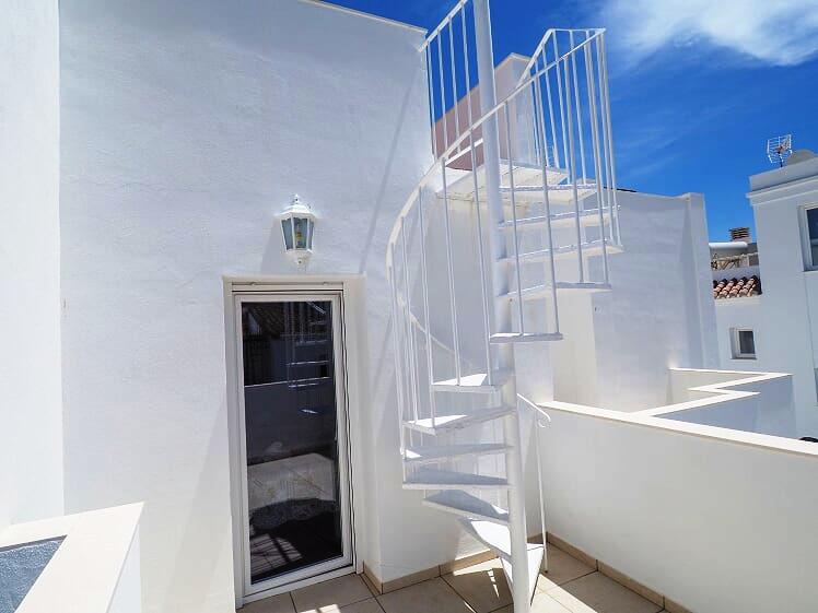 Smuk rummelig villa med 3 soveværelser og swimmingpool tæt på Burriana stranden og centrum af Nerja