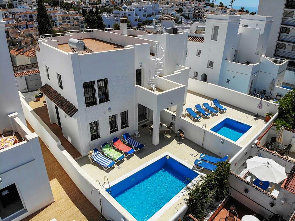 Belle villa spacieuse avec 3 chambres et piscine à proximité de la plage de Burriana et du centre de Nerja