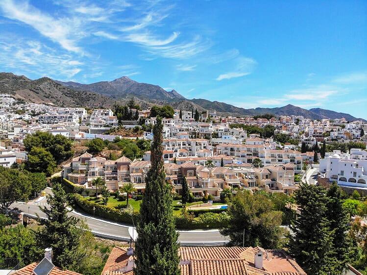 Schöne geräumige Villa mit 3 Schlafzimmern und Swimmingpool in der Nähe des Strandes Burriana und des Zentrums von Nerja