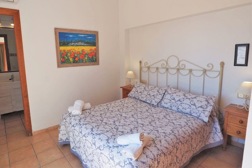 Appartamento ristrutturato con 2 camere da letto splendidamente arredato con vista mozzafiato su Nerja e sul mare.