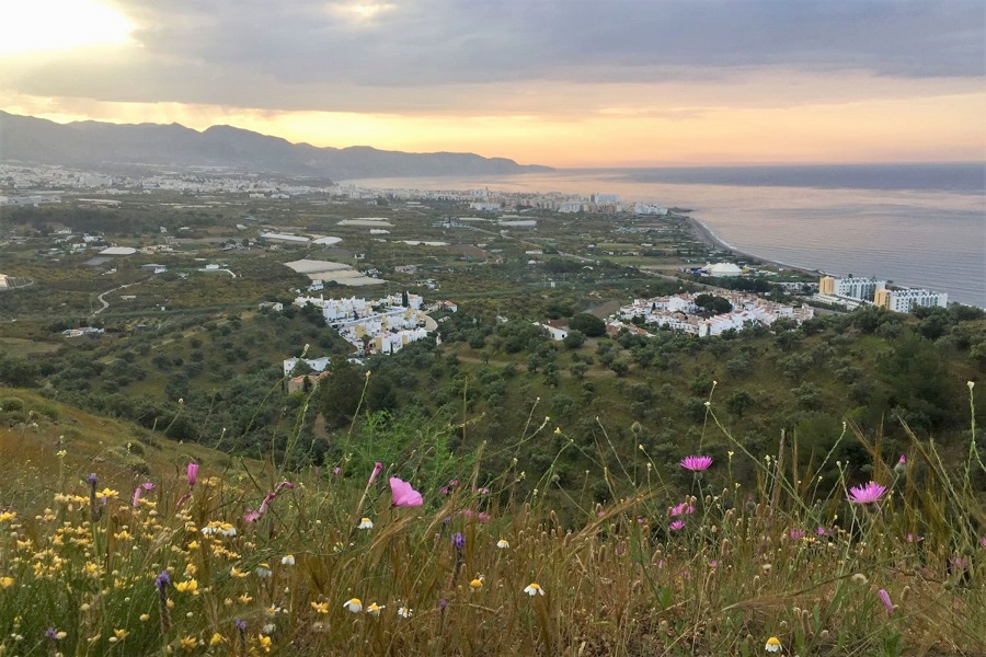 Appartamento ristrutturato con 2 camere da letto splendidamente arredato con vista mozzafiato su Nerja e sul mare.