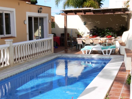 Maison de vacances avec piscine privée à 600 mètres de la plage de Burriana à Nerja, sud de l’Espagne