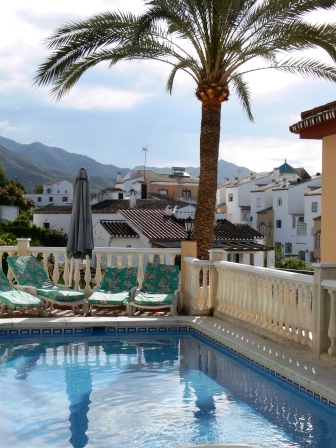 Feriebolig med privat pool 600 meter fra Burriana stranden i Nerja, Sydspanien