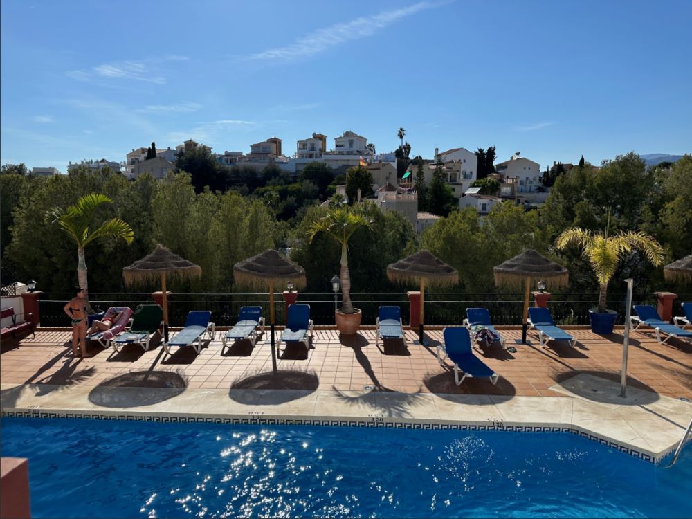 Maison de ville avec 4 chambres, 2 salles de bains, piscine privée et piscine commune, située à quelques minutes à pied de la célèbre plage de Burriana.