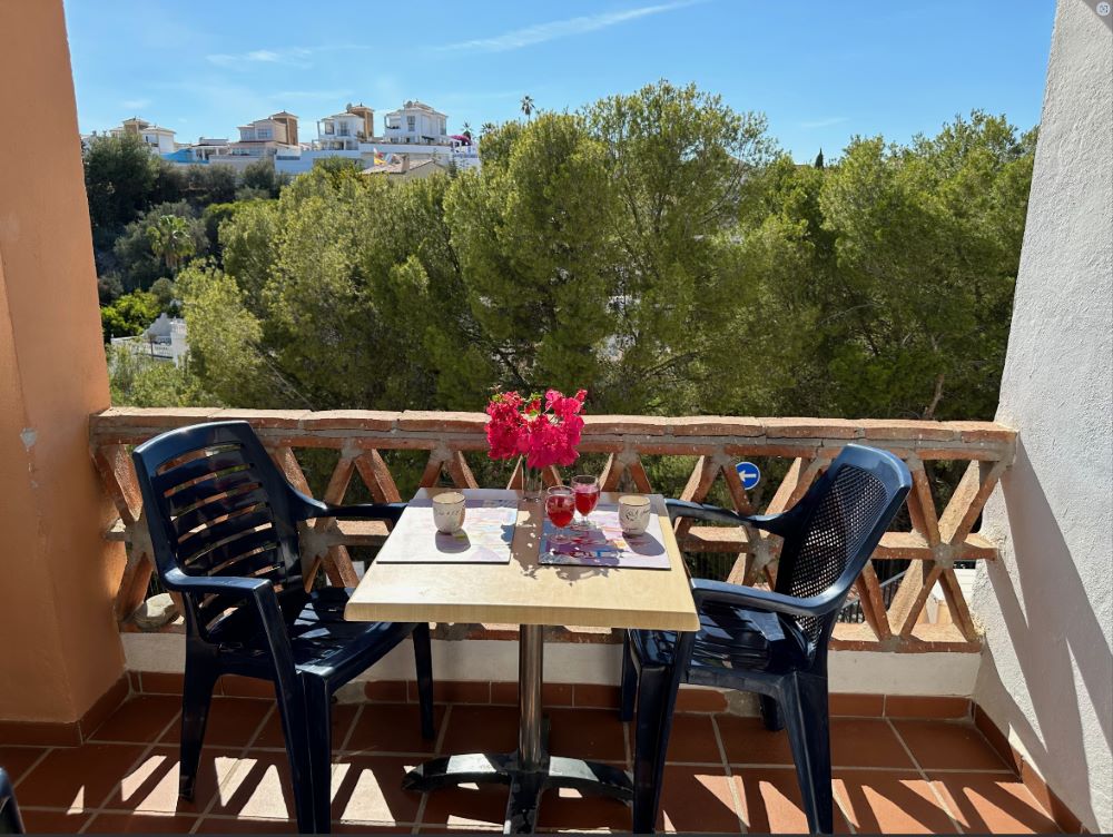 Maison de ville avec 4 chambres, 2 salles de bains, piscine privée et piscine commune, située à quelques minutes à pied de la célèbre plage de Burriana.