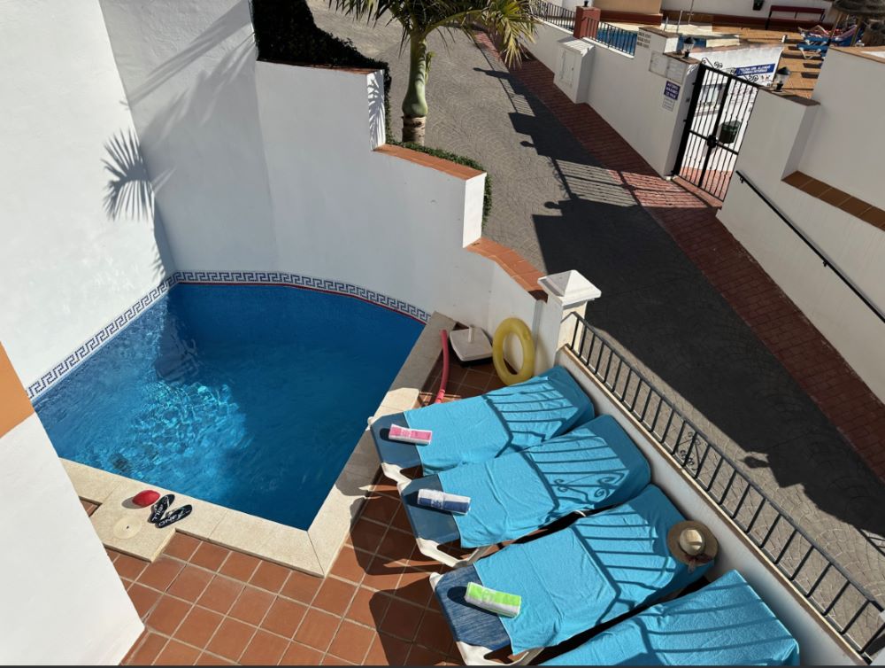 Casa adosada de 4 dormitorios, 2 baños, piscina privada y piscina comunitaria, situada a pocos minutos andando de la famosa playa de Burriana.