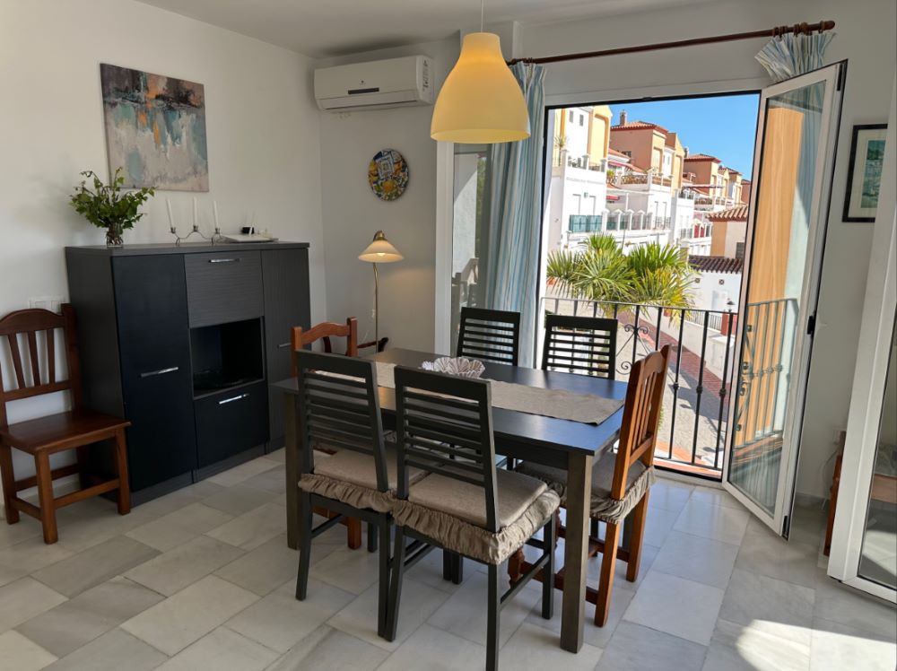 Casa adosada de 4 dormitorios, 2 baños, piscina privada y piscina comunitaria, situada a pocos minutos andando de la famosa playa de Burriana.