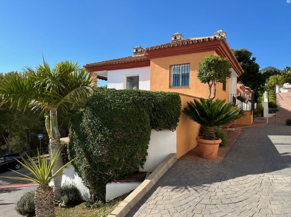 Casa adosada de 4 dormitorios, 2 baños, piscina privada y piscina comunitaria, situada a pocos minutos andando de la famosa playa de Burriana.