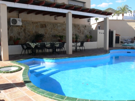 Maison de vacances avec 4 chambres et piscine privée à 600 mètres de la plage de Burriana à Nerja.