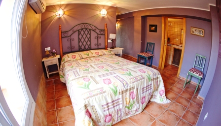 Holiday home with 4 bedrooms and private pool 600 meters from the Burriana beach in Nerja.