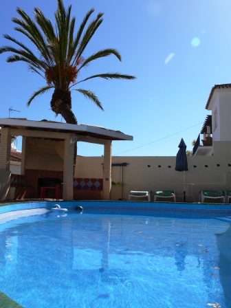 Vakantiehuis met 4 slaapkamers en privé zwembad op 600 meter van het Burriana strand in Nerja.