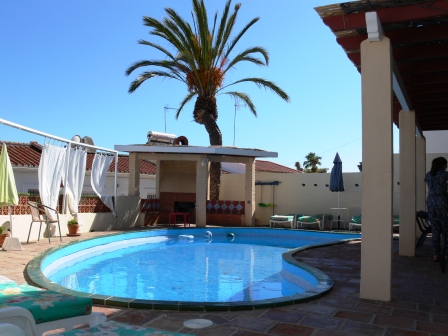 Holiday home with 4 bedrooms and private pool 600 meters from the Burriana beach in Nerja.