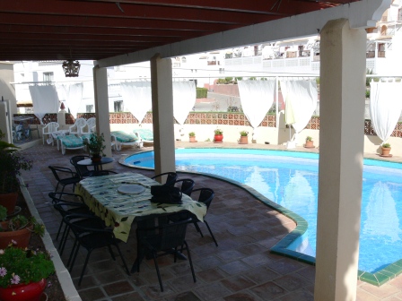 Holiday home with 4 bedrooms and private pool 600 meters from the Burriana beach in Nerja.