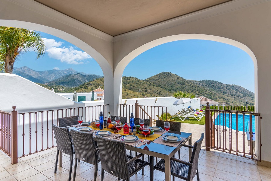 Prachtig ingericht gerenoveerd appartement met 2 slaapkamers en prachtig uitzicht over Nerja en de zee.