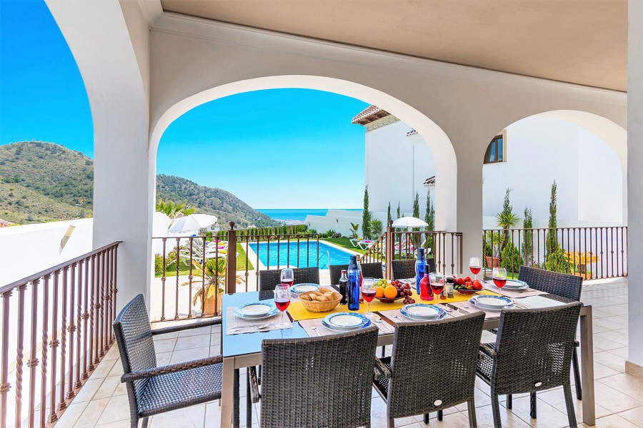 Prachtig ingericht gerenoveerd appartement met 2 slaapkamers en prachtig uitzicht over Nerja en de zee.