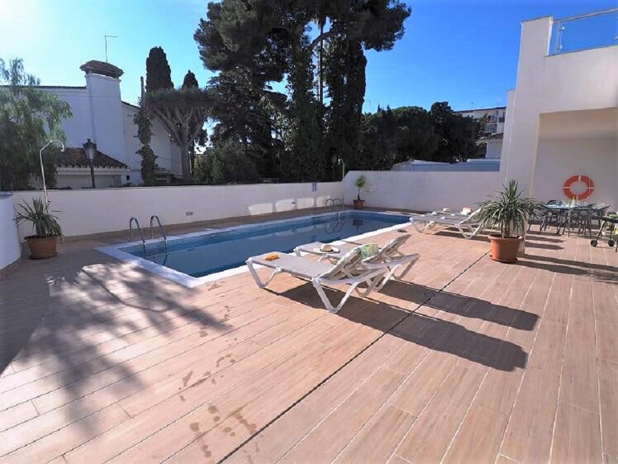 Une belle villa nouvellement construite pour 14 personnes à quelques pas de la plage de Burriana et du centre-ville de Nerja. (à la fois 5 mi