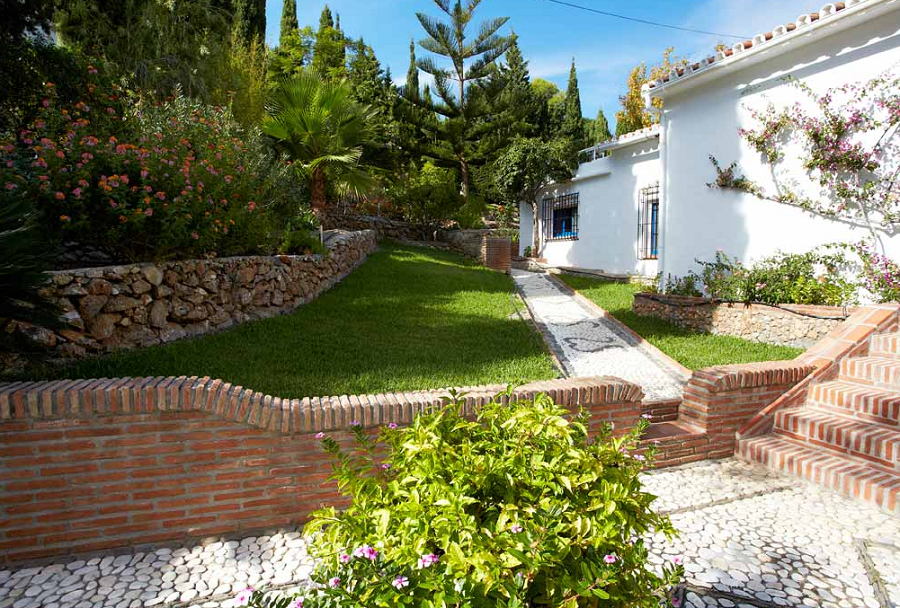 Rummelig villa med stor have og swimmingpool mellem Nerja og Frigiliana