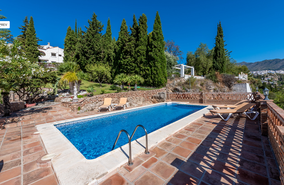 Rummelig villa med stor have og swimmingpool mellem Nerja og Frigiliana