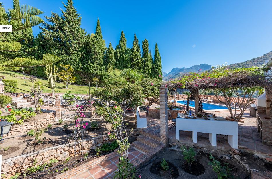 Espacioso chalet con gran jardín y piscina entre Nerja y Frigiliana