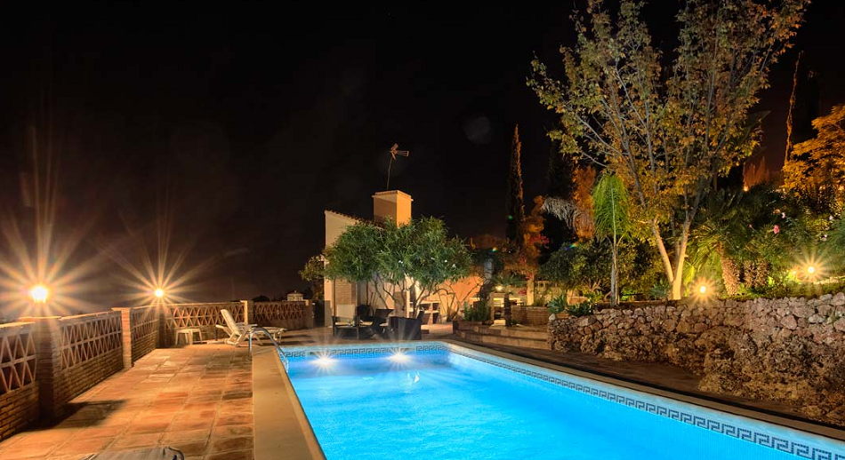 Rymlig villa med stor trädgård och pool mellan Nerja och Frigiliana