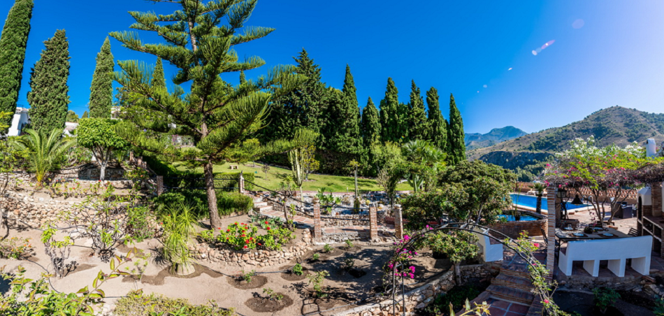 Villa spacieuse avec grand jardin et piscine entre Nerja et Frigiliana