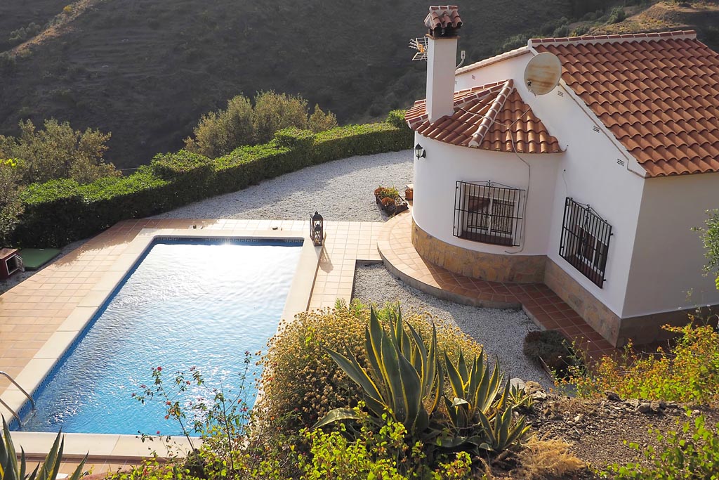 Freistehendes Ferienhaus mit Swimmingpool in Algorrobo, Andalusien.