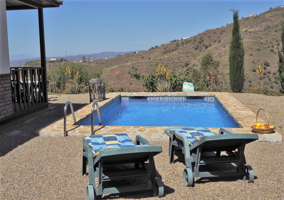 Casa de vacaciones con piscina privada y vistas al mar en Algarrobo, Andalucía.